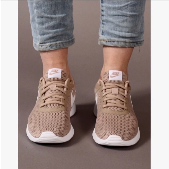 Nike Tanjun Sneakers 7.5 - Picture 2 of 4